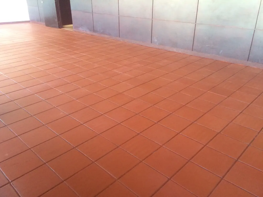 Piso de baldosa de cerámica roja pulido y con brillo