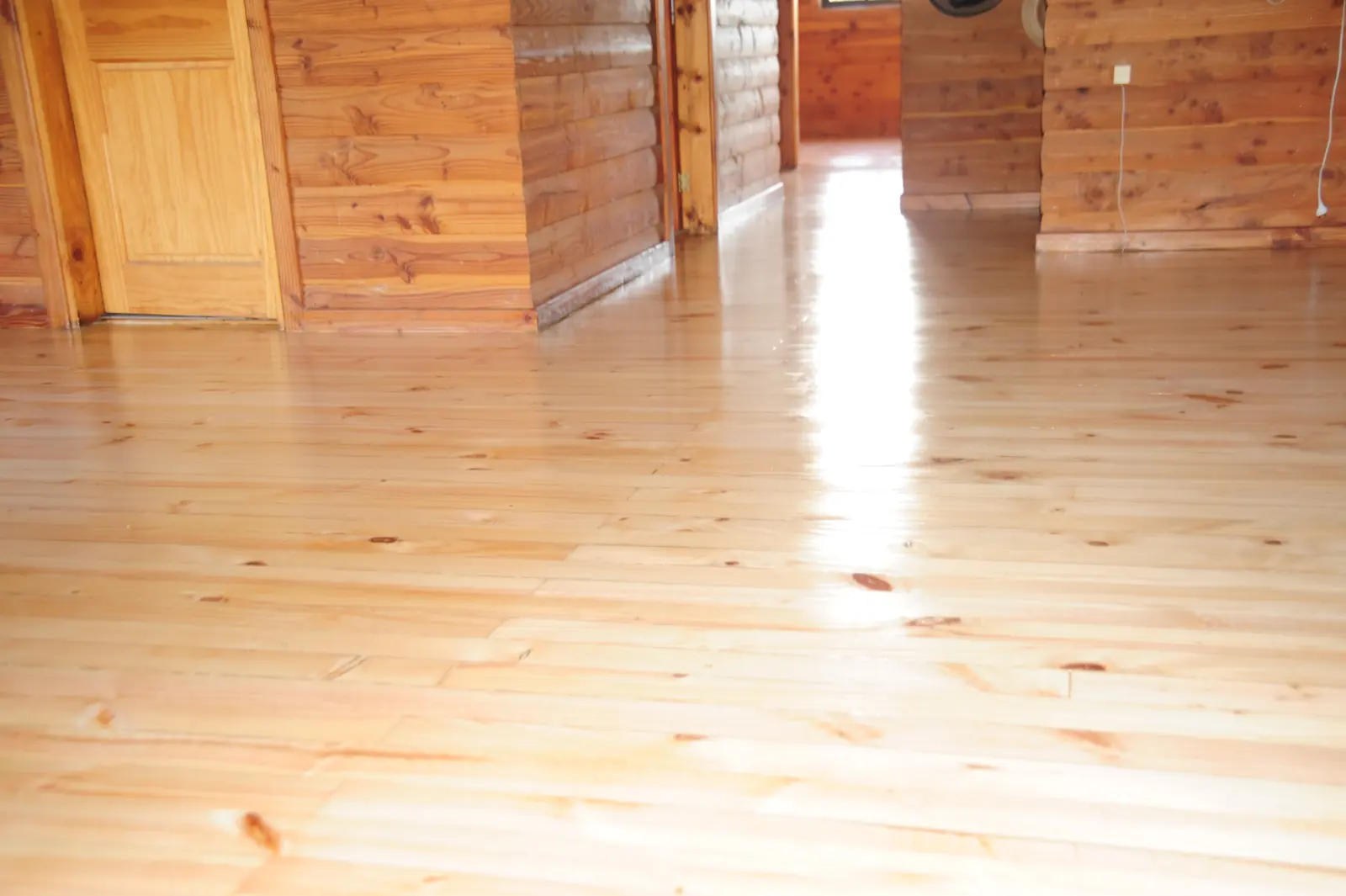 Piso de madera pulido y vitrificado con terminación brillante