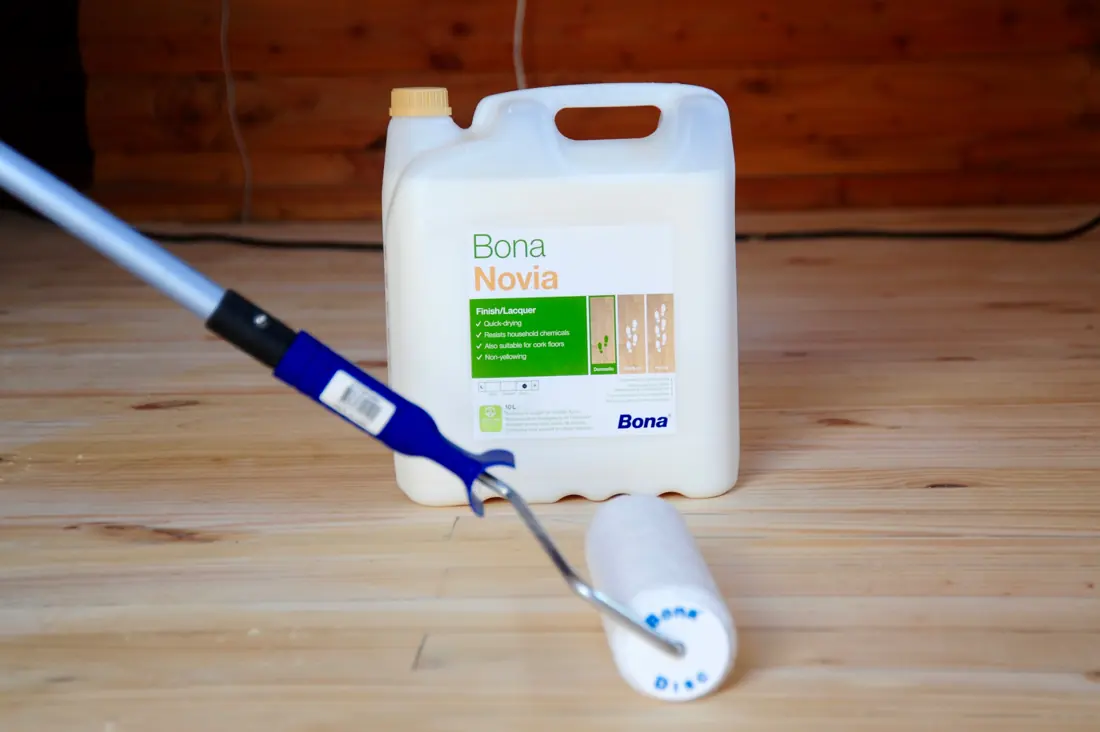 Barniz Bona aplicado con rodillo